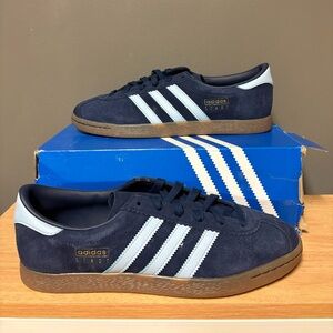New Adidas Originals Stadt Mens size 9.5 Night indigo/Clear Sky/Gum Sneakers